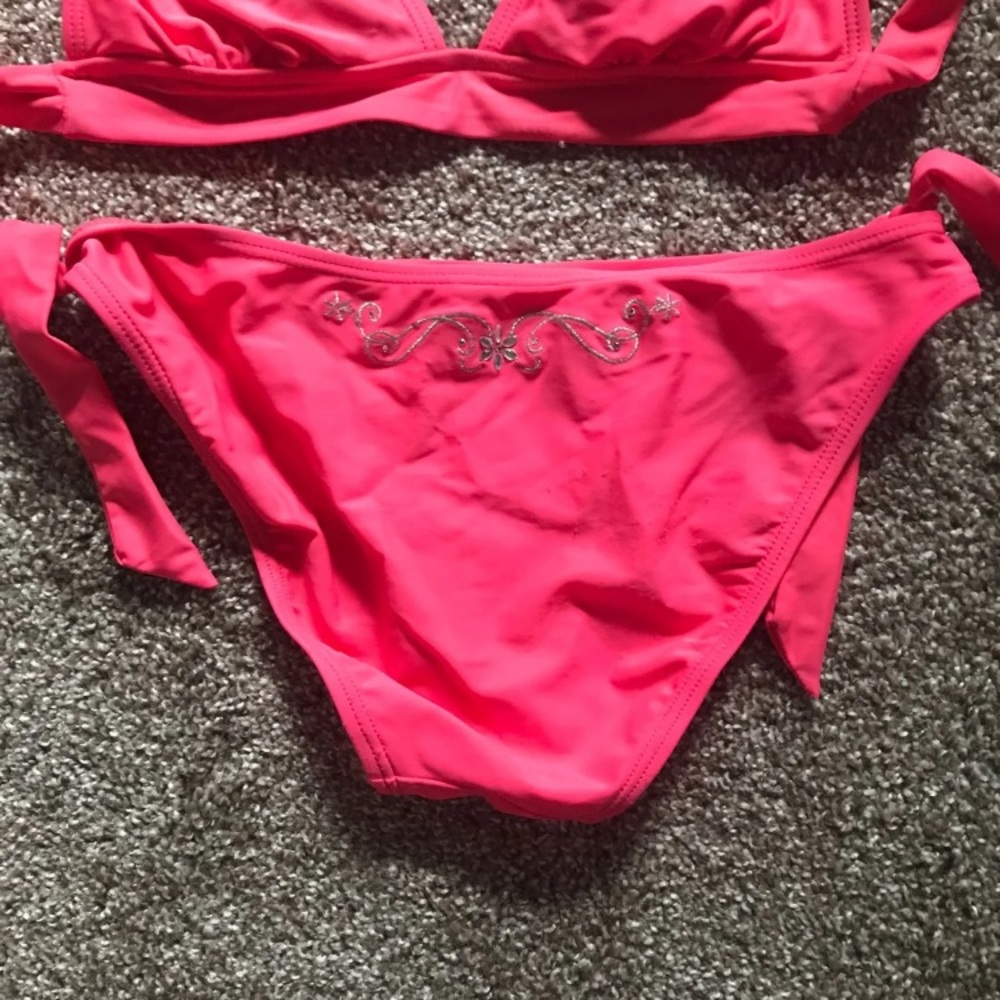 Bikini - Picture 3 of 3